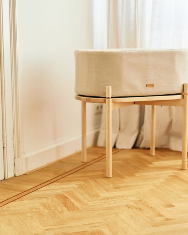 Berceau 2 en 1 évolutif Childhome Linnen Effect Beige dans une pièce lumineuse