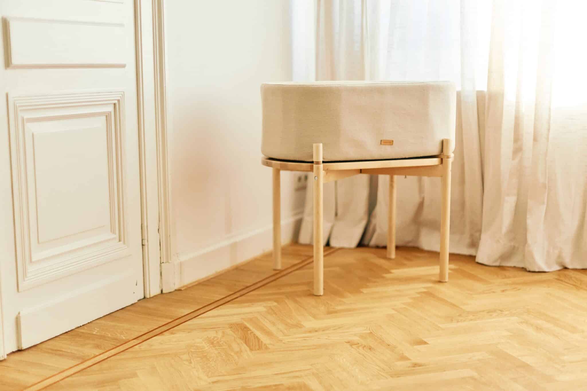 Berceau 2 en 1 évolutif Childhome Linnen Effect Beige dans une pièce lumineuse