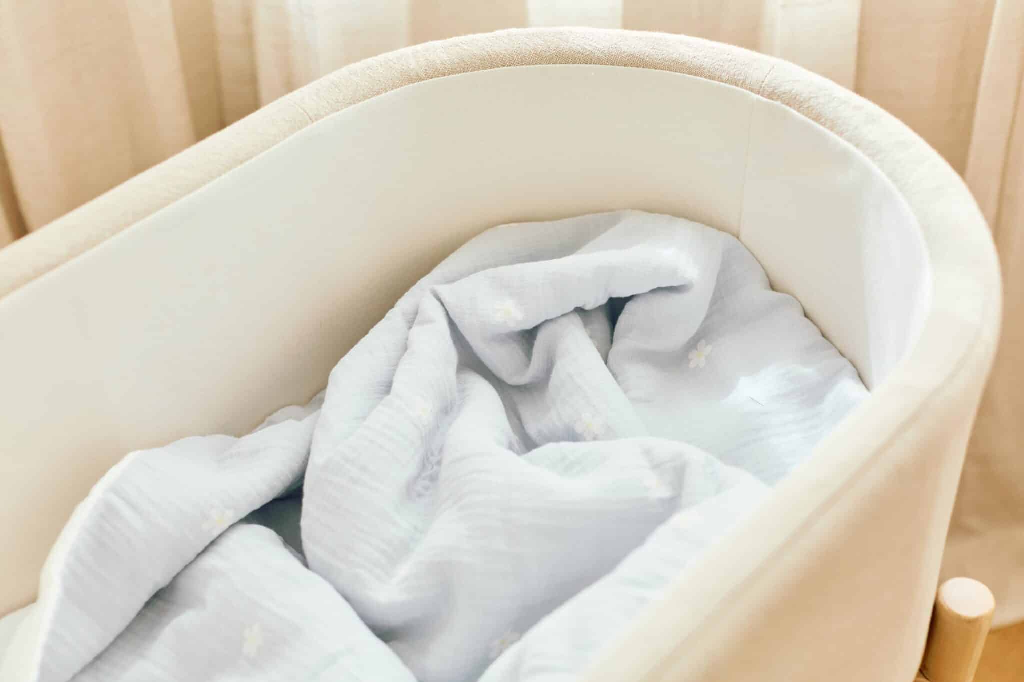 Intérieur du berceau 2 en 1 évolutif Childhome Linnen Effect Beige avec linge de bébé