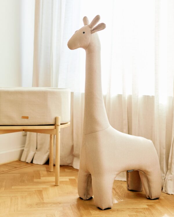 Berceau 2 en 1 évolutif Childhome Linnen Effect Beige dans une chambre bébé lumineuse