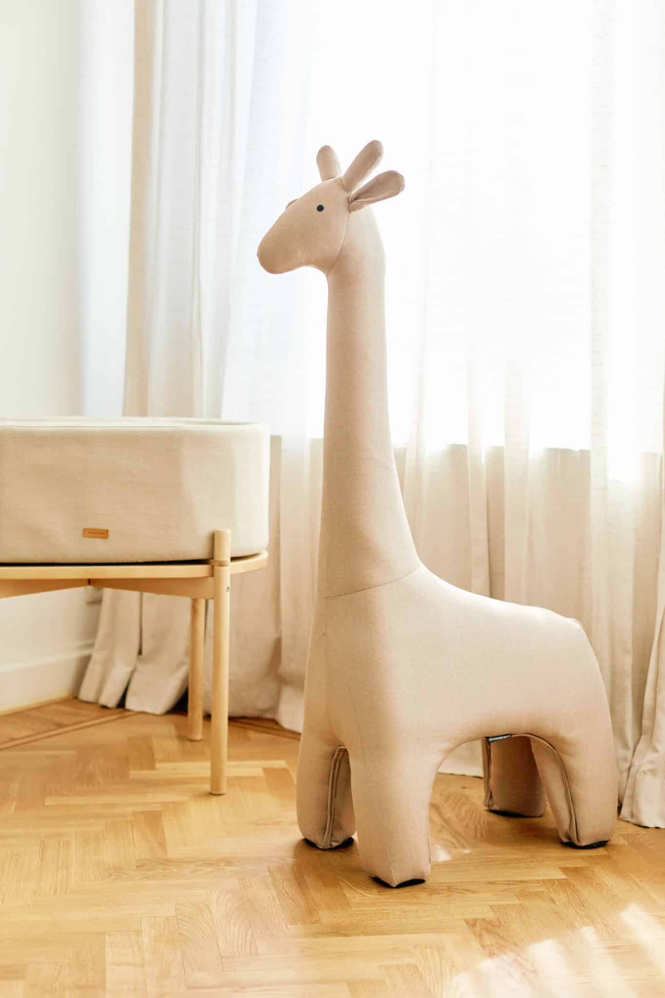 Berceau 2 en 1 évolutif Childhome Linnen Effect Beige dans une chambre bébé lumineuse