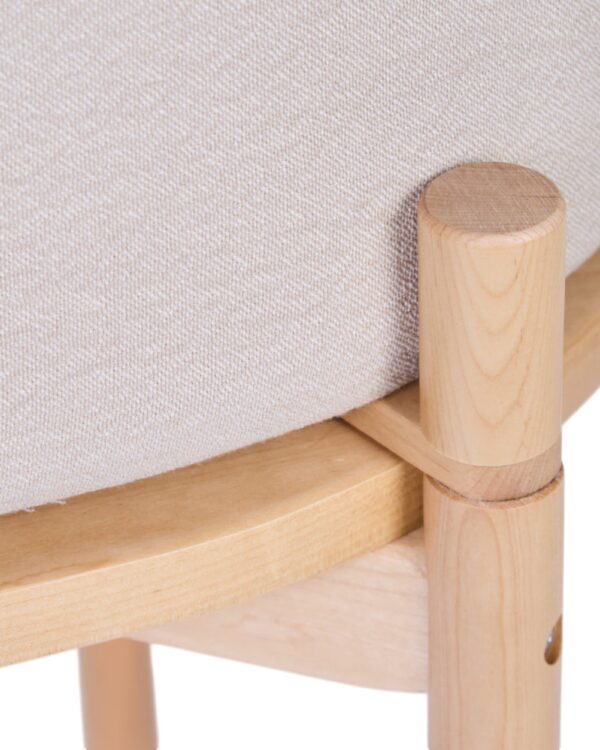 Zoom sur la finition Linnen Effect Beige et la structure en bois du berceau Childhome