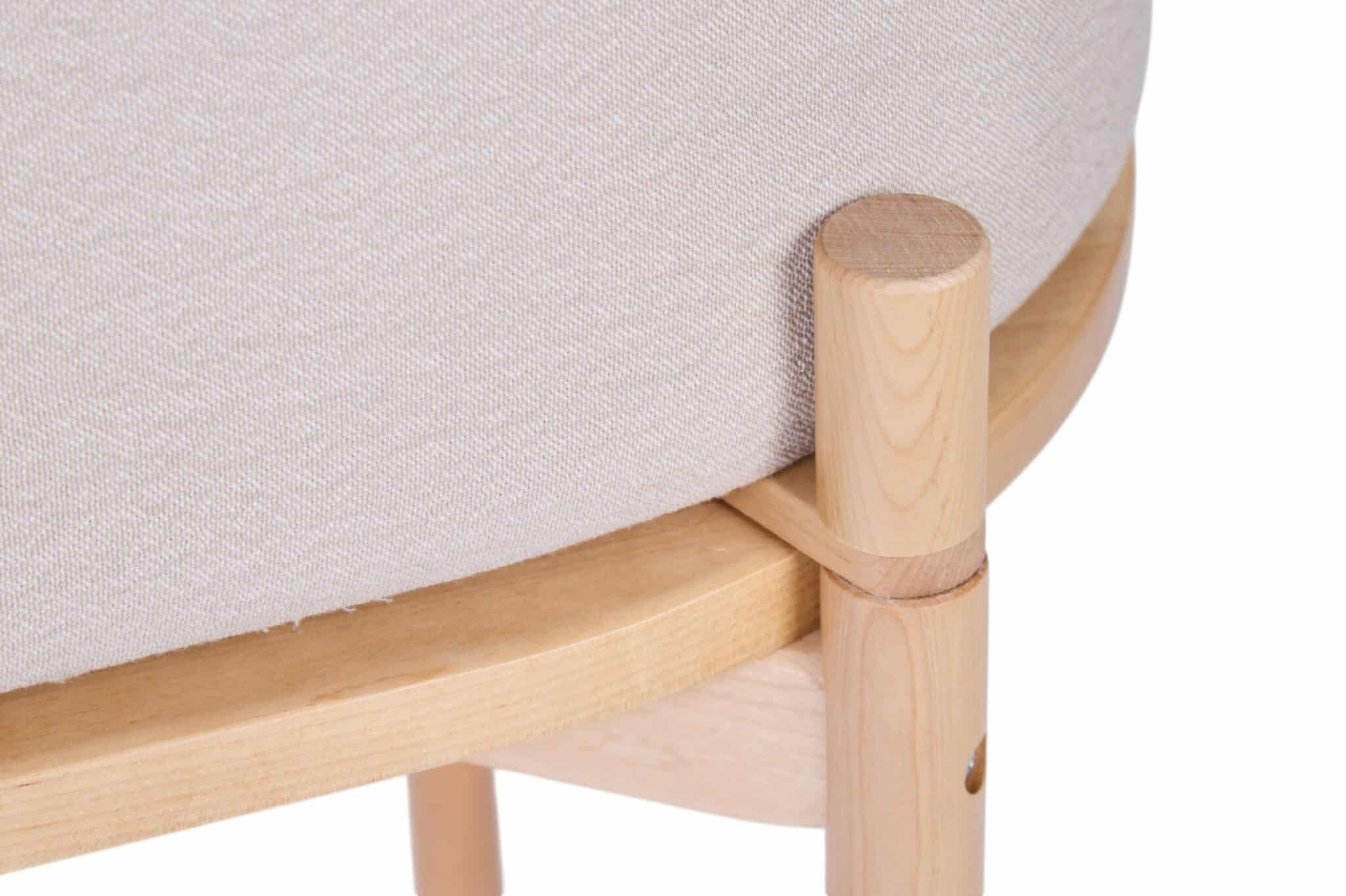 Zoom sur la finition Linnen Effect Beige et la structure en bois du berceau Childhome