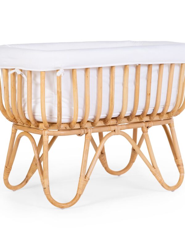 Berceau en rotin Childhome vu de trois quarts avec matelas et housse blanche