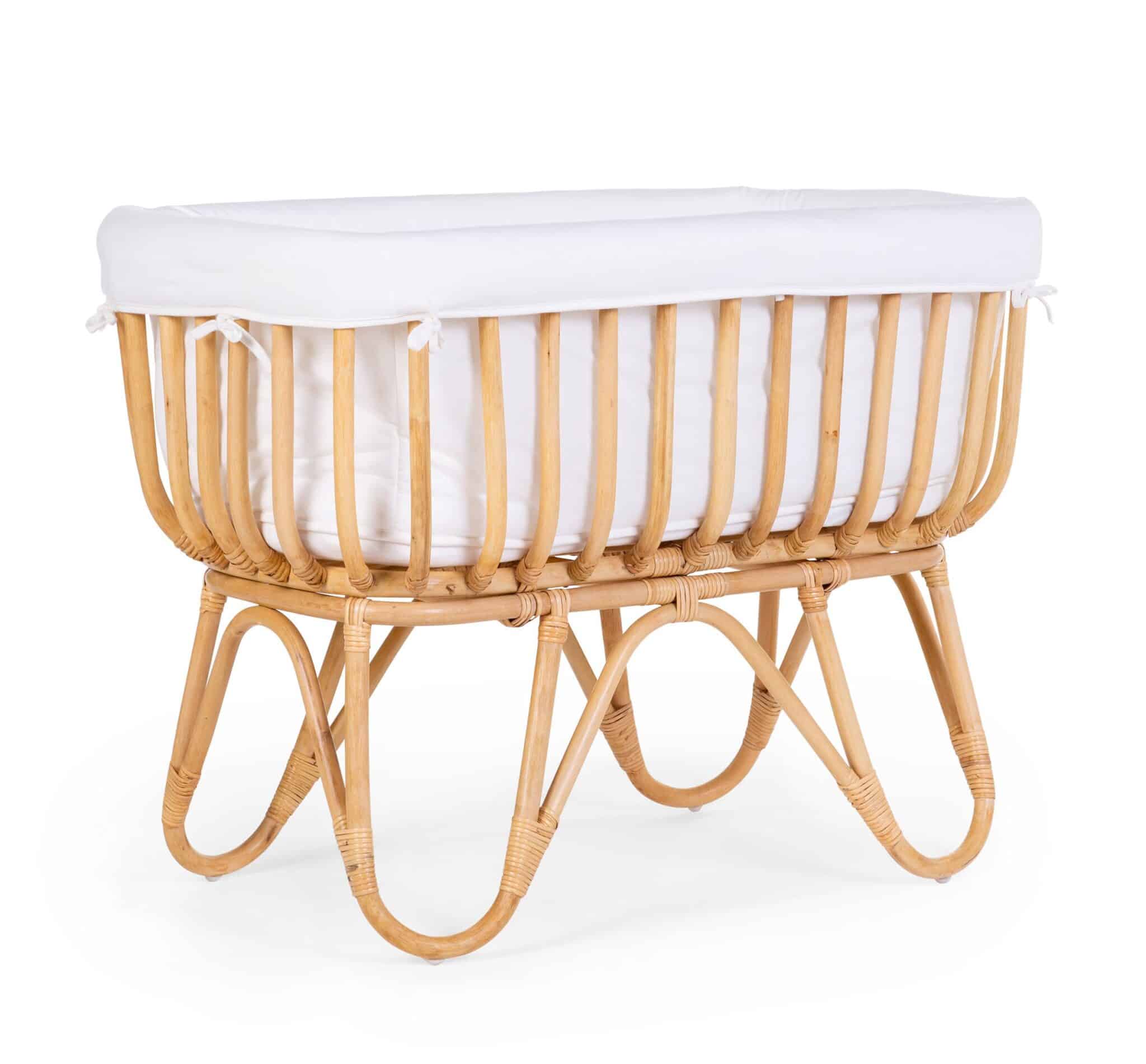 Berceau en rotin Childhome vu de trois quarts avec matelas et housse blanche