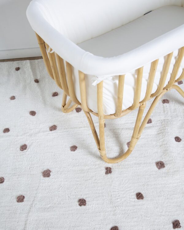 Vue plongeante du berceau en rotin Childhome avec matelas blanc