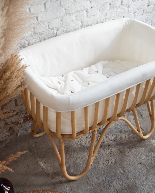 Berceau en rotin Childhome avec linge de lit dans une chambre bébé au style bohème
