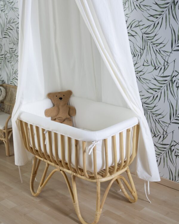 Berceau en rotin Childhome avec ciel de lit blanc dans une chambre bébé