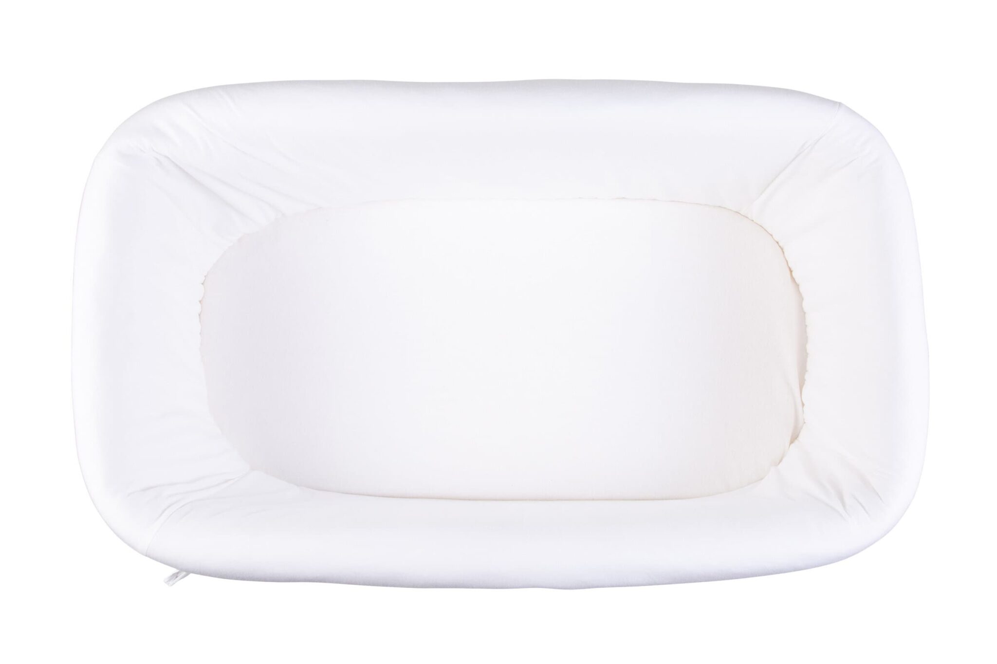 Vue du dessus du berceau en rotin Childhome avec matelas et housse blanche