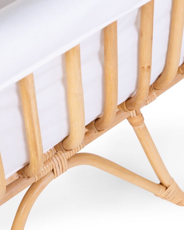 Zoom sur la structure en rotin naturel du berceau Childhome