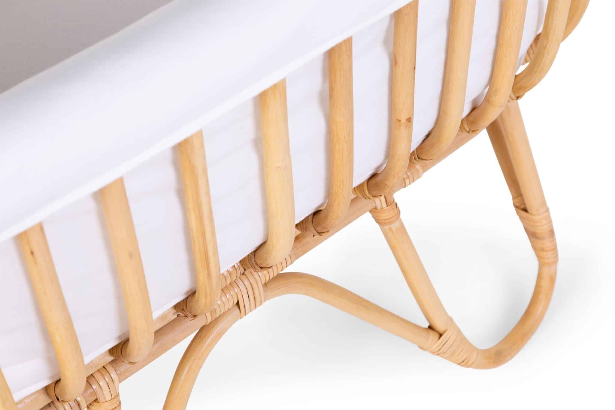 Zoom sur la structure en rotin naturel du berceau Childhome