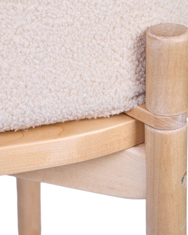 Zoom sur la texture Teddy Off White et la structure en bois du berceau Childhome