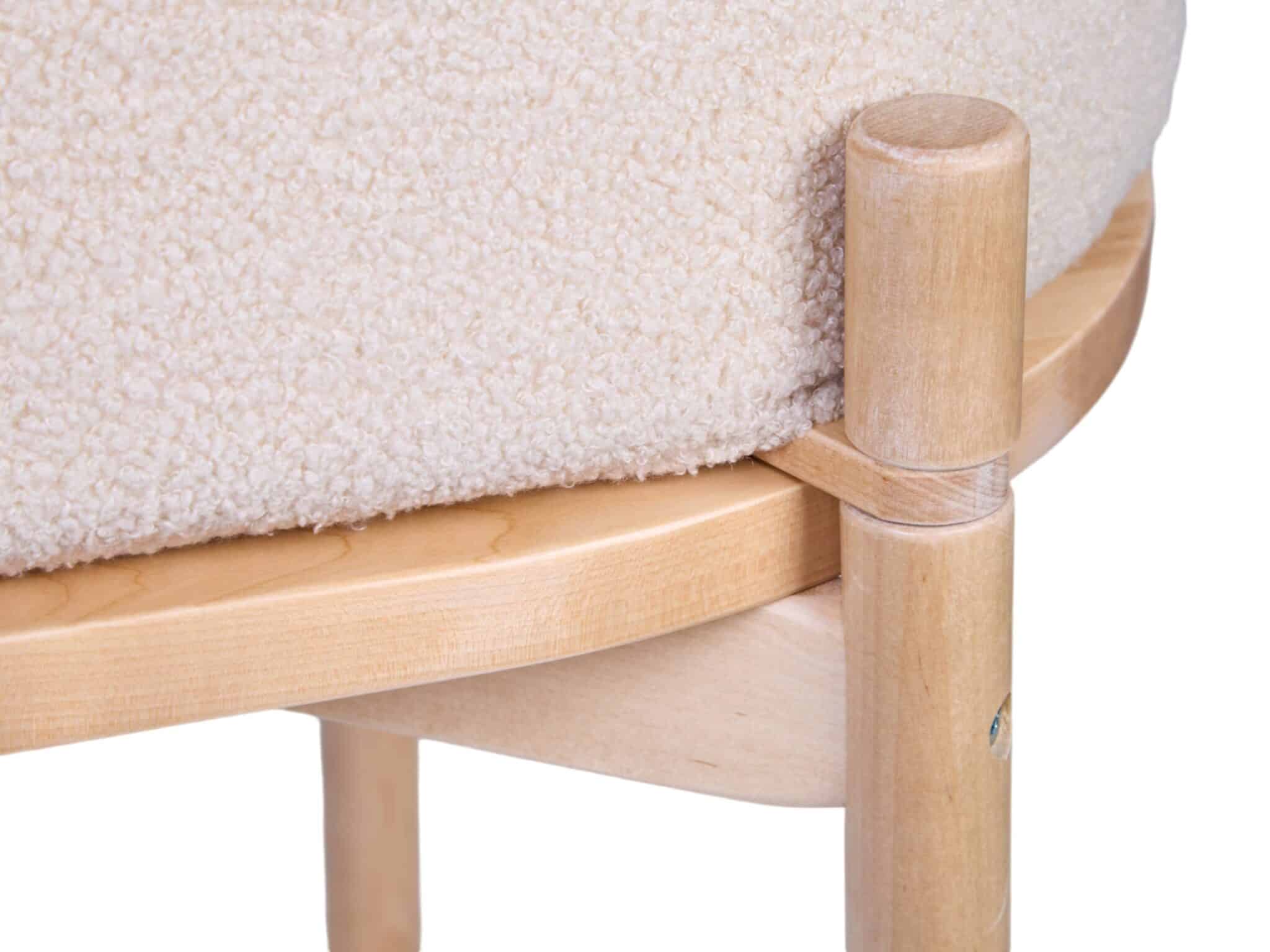 Zoom sur la texture Teddy Off White et la structure en bois du berceau Childhome