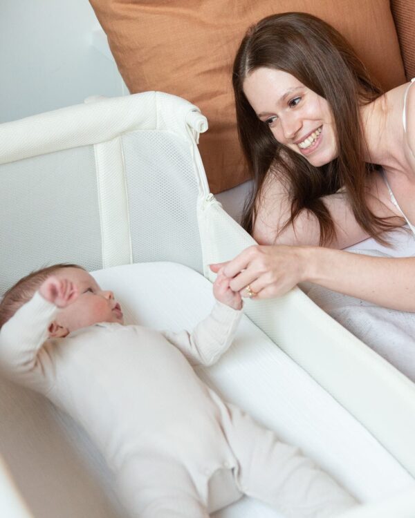 Maman et bébé dans le cododo EVOLUX 2 en 1 Childhome Natural White