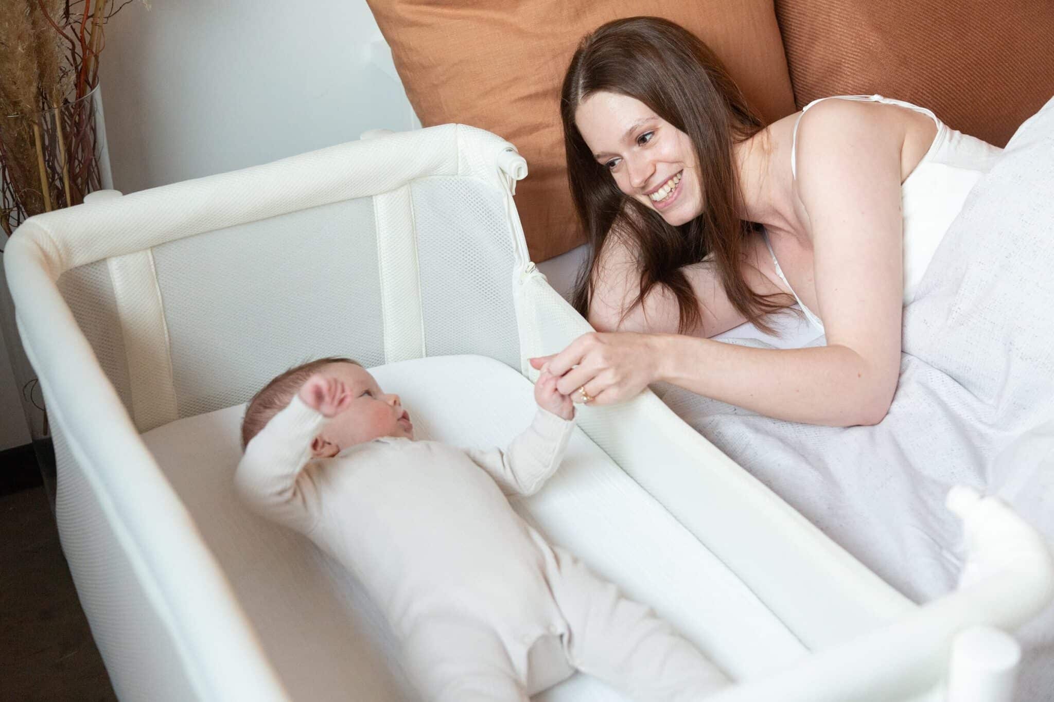 Maman et bébé dans le cododo EVOLUX 2 en 1 Childhome Natural White