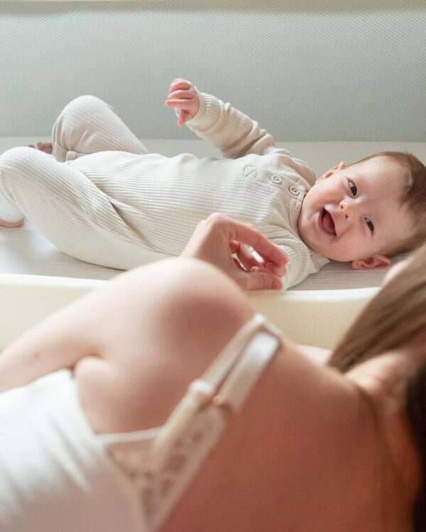 Bébé allongé dans le cododo EVOLUX 2 en 1 Childhome Natural White