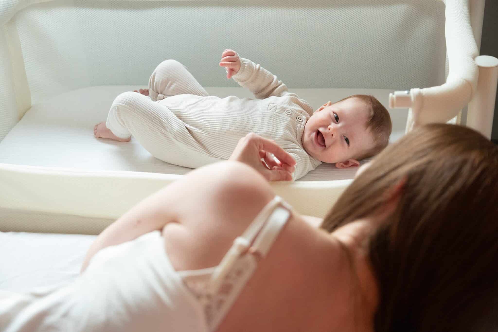Bébé allongé dans le cododo EVOLUX 2 en 1 Childhome Natural White