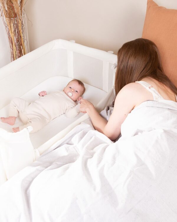 Cododo EVOLUX 2 en 1 Childhome Natural White placé contre le lit avec bébé
