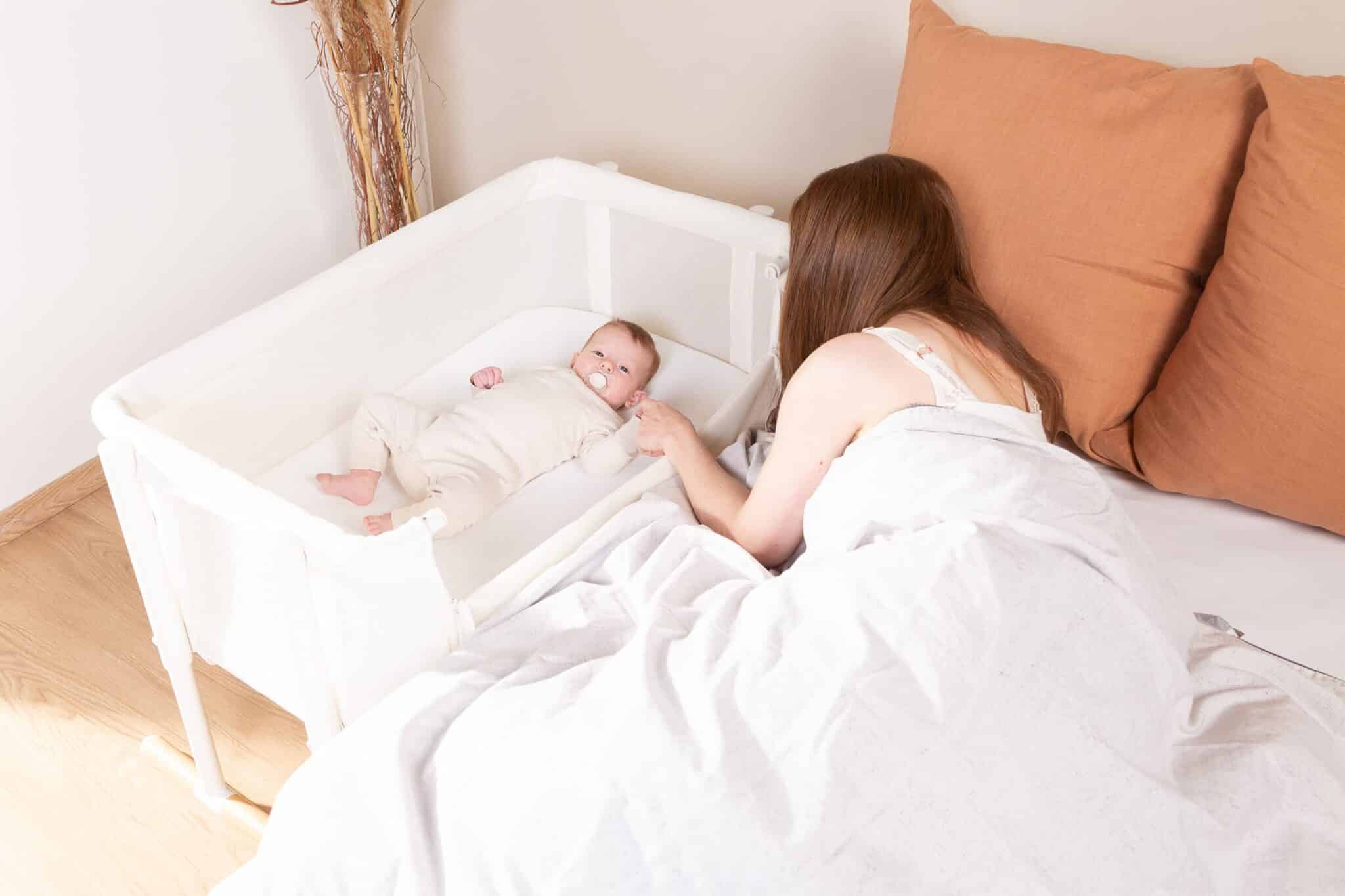 Cododo EVOLUX 2 en 1 Childhome Natural White placé contre le lit avec bébé