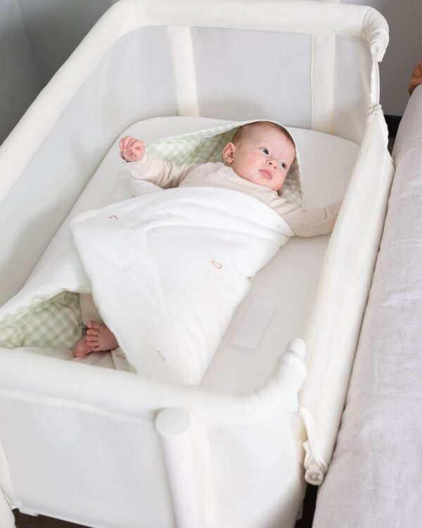 Cododo EVOLUX 2 en 1 Childhome Natural White avec bébé dans une chambre parentale