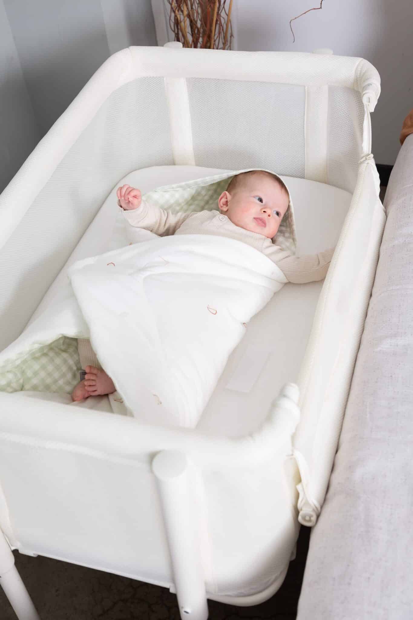 Cododo EVOLUX 2 en 1 Childhome Natural White avec bébé dans une chambre parentale