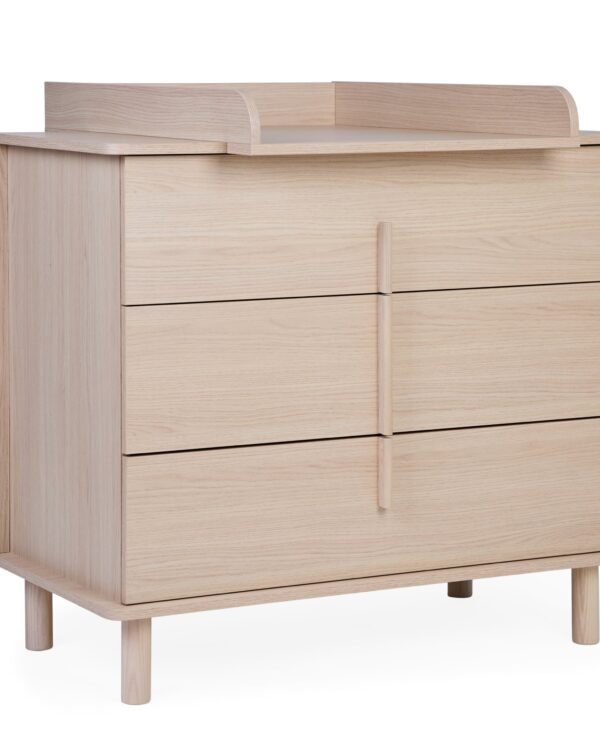 Vue 3/4 de la commode bébé Childhome Nordica Natural avec plan à langer amovible