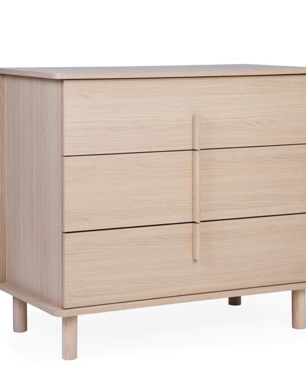 Vue 3/4 de la commode bébé Childhome Nordica Natural avec trois tiroirs