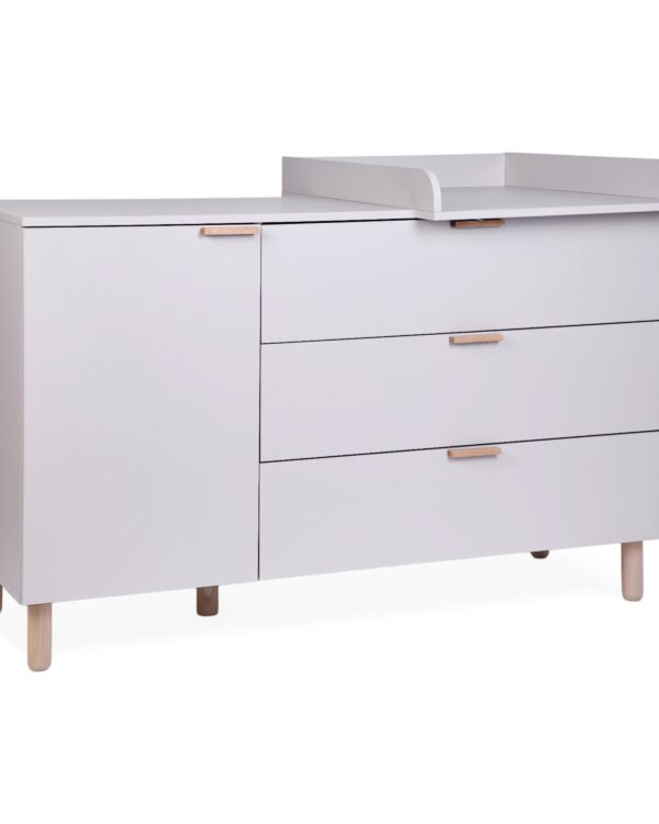 Vue 3/4 de la commode bébé Childhome coloris Clay avec plan à langer amovible