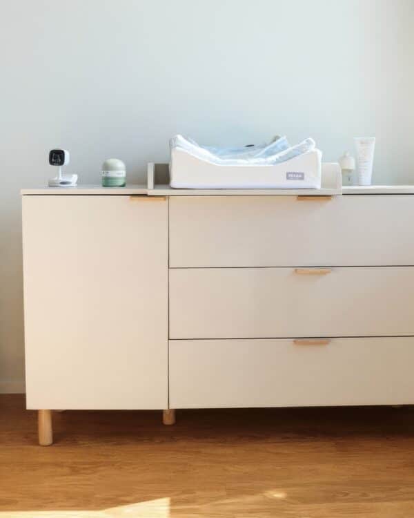 Commode bébé Childhome coloris Clay avec plan à langer amovible dans une chambre bébé lumineuse