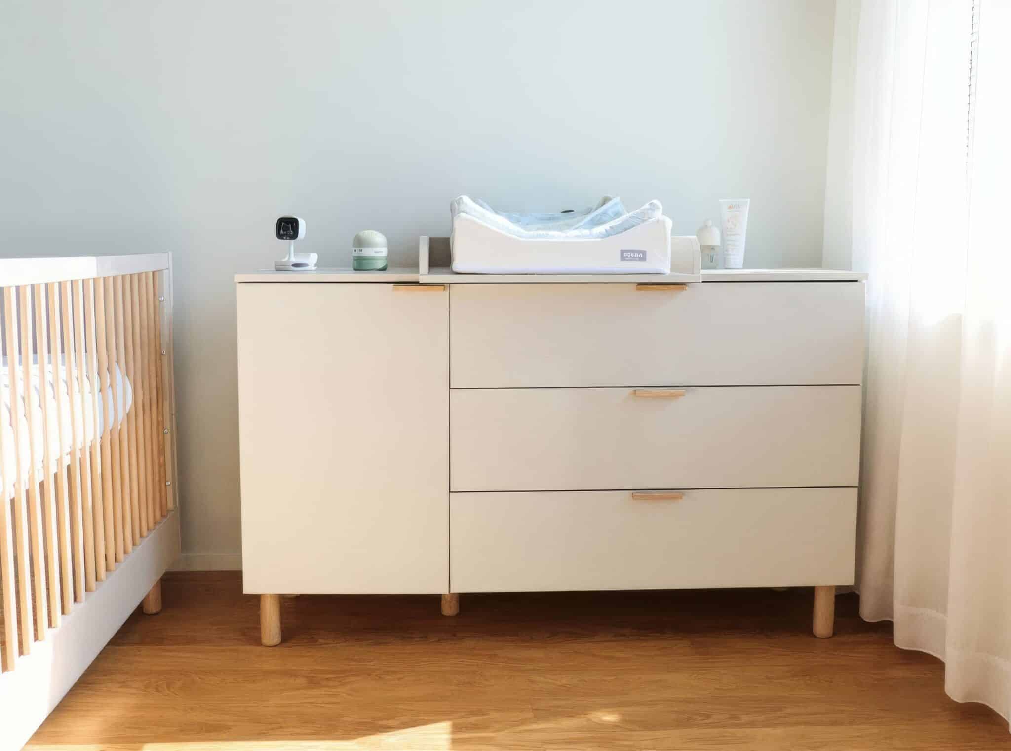 Commode bébé Childhome coloris Clay avec plan à langer amovible dans une chambre bébé lumineuse