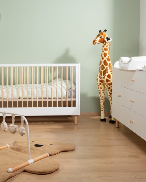 Commode bébé Childhome Wonder White avec plan à langer dans une chambre bébé lumineuse