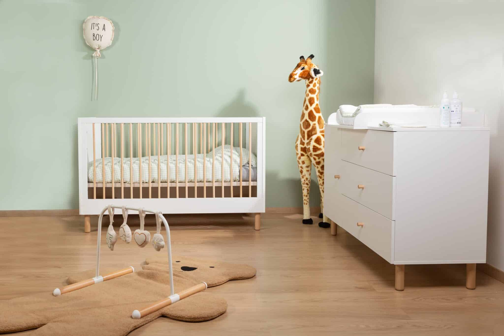 Commode bébé Childhome Wonder White avec plan à langer dans une chambre bébé lumineuse