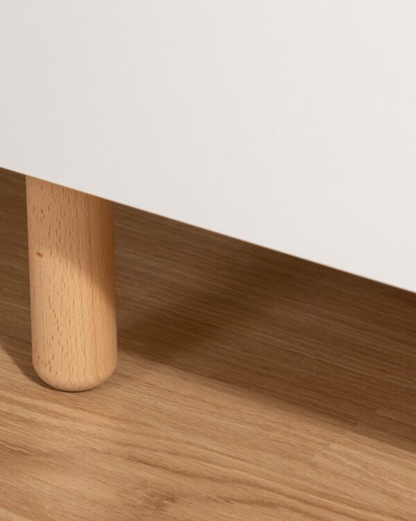 Détail du pied en bois clair de la commode bébé Childhome Wonder White