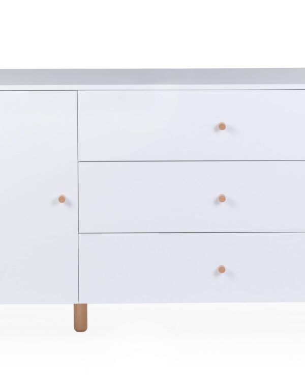 Vue de face de la commode bébé Childhome Wonder White avec trois tiroirs et une porte