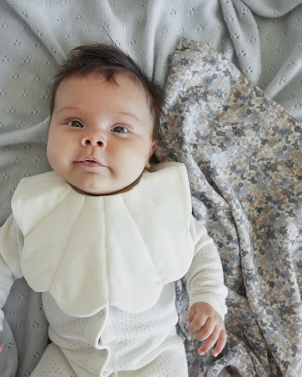 Bébé portant un bavoir bandana Elodie Vanilla White doux et ajustable