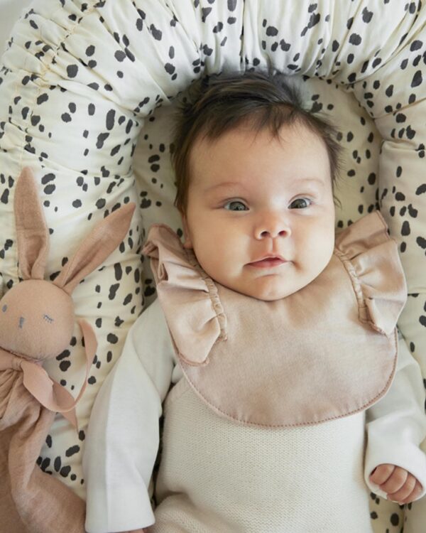 Bébé portant un bavoir bandana Elodie Blushing Pink rose doux