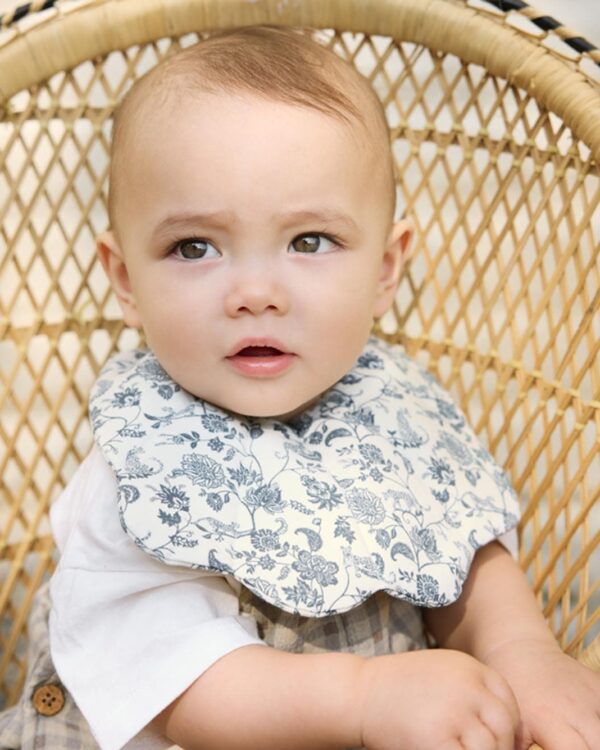 Bébé portant un bavoir bandana Elodie Garden Leo Toile certifié Oeko-Tex