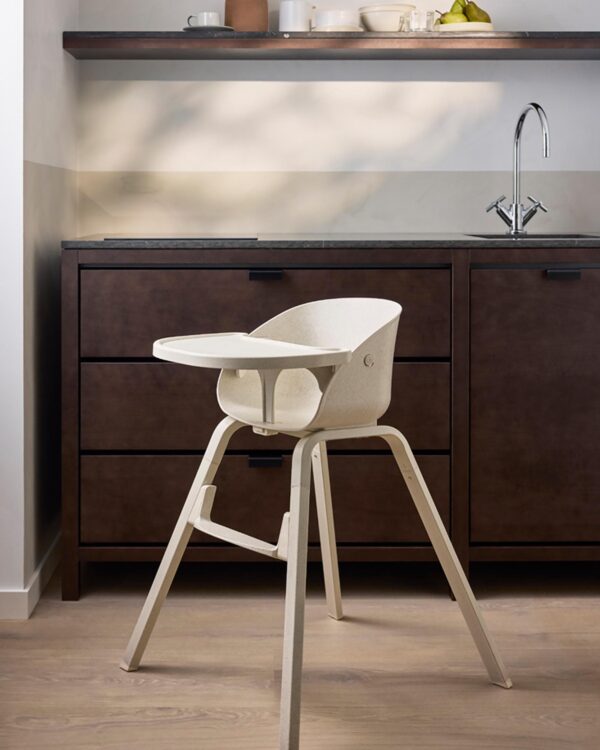 Chaise haute évolutive Elodie GRACE Vanilla White dans une cuisine moderne