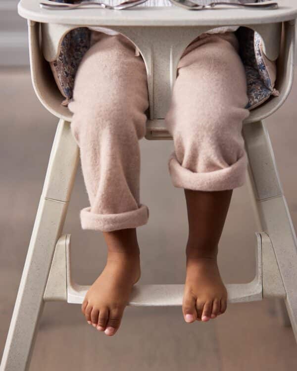 Enfant assis dans la chaise haute Elodie GRACE Vanilla White avec repose-pieds réglable