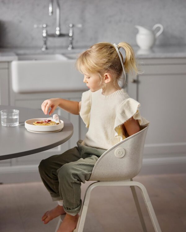 Enfant assise à table dans la chaise haute évolutive Elodie GRACE Vanilla White sans plateau