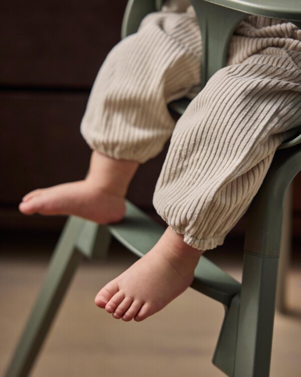 Détail du repose-pieds réglable de la chaise haute Elodie GRACE Hazy Jade