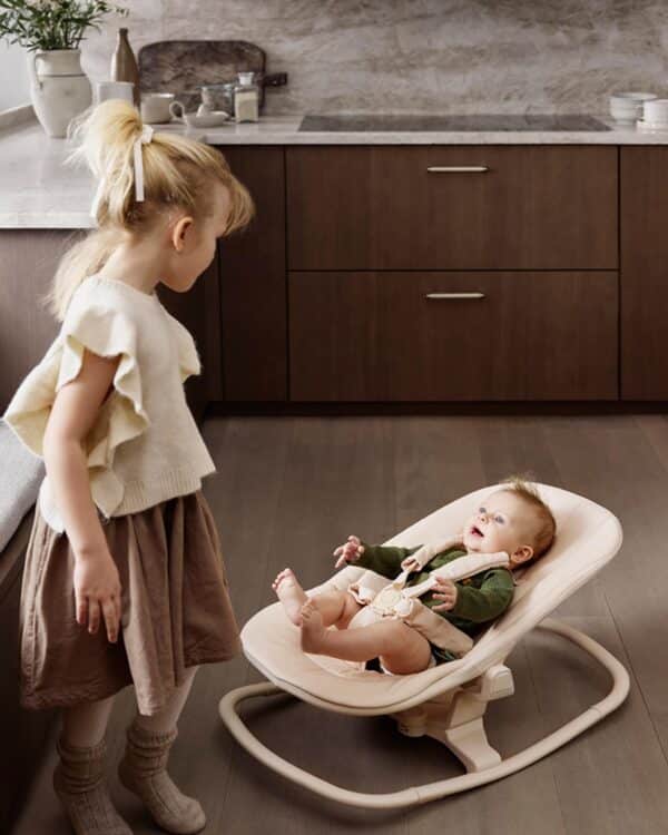 Siège nouveau-né GRACE Elodie Moonshell installé sur la chaise haute évolutive GRACE