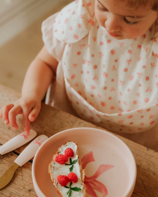Bébé avec pack repas Elodie Rosy Bow en silicone avec bol assiette et couverts