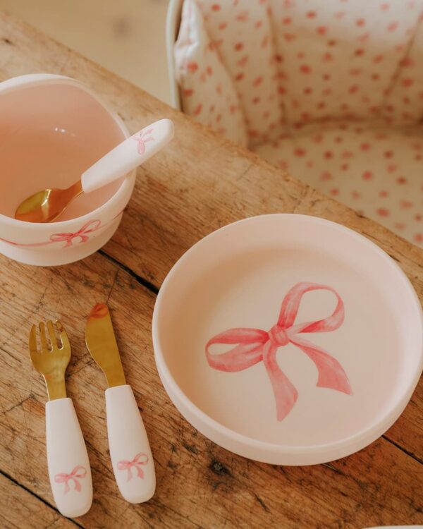 Pack repas bébé Elodie Rosy Bow avec bol ventouse assiette ventouse et couverts
