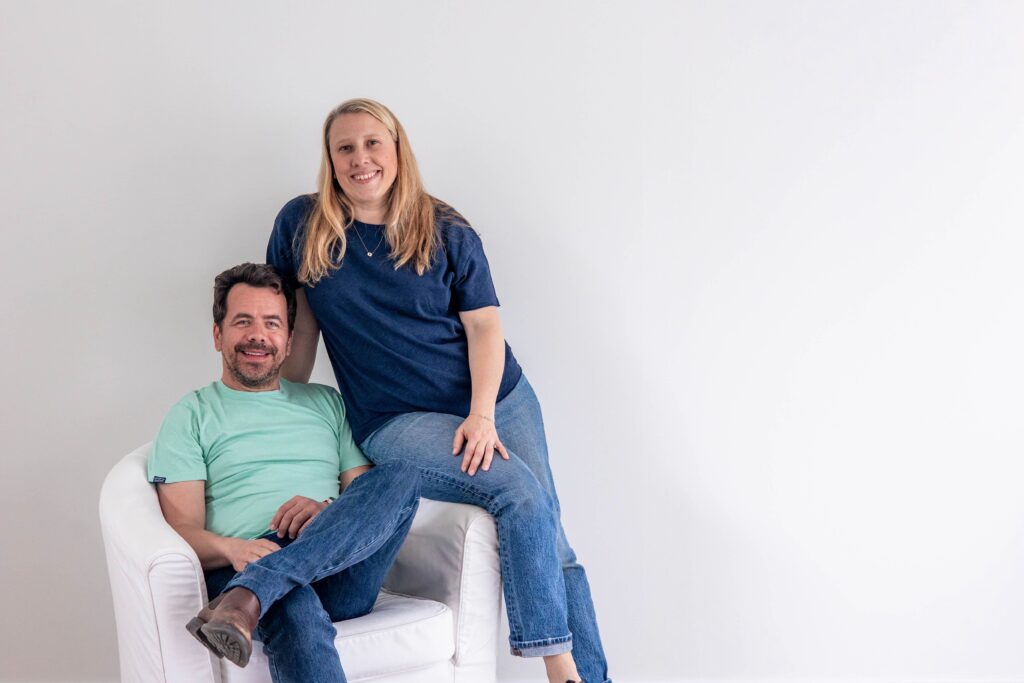 Sarah et Vincent, fondateurs de Naissantiel, souriants sur la page contact