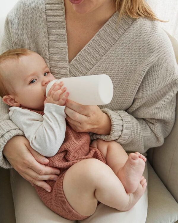 Bébé buvant avec un biberon en verre Elodie Vanilla White